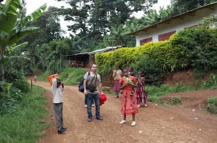 Materuni Köyü girişinde beni karşılayan çocuklar... (30.03.2014) 