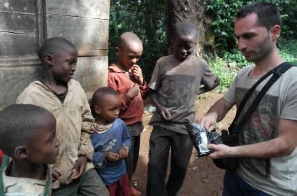 Materuni Köyü&#039;nde kahvaltı sonrası, tekrar çıktığım yürüyüşte karşıma çıkan köyün çocuklarına çikolata dağıtırken... (31.03.2014) 