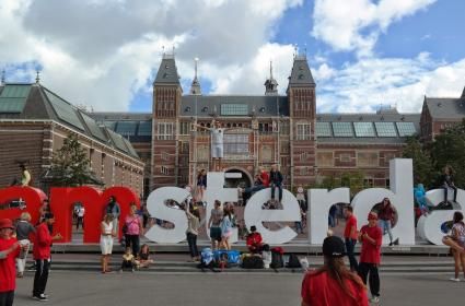 Şehir kırmızı, insanlar sarı 