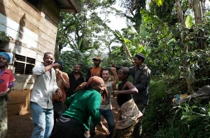 Materuni Köyü&#039;nde kahvaltı sonrası, tekrar çıktığım yürüyüşte karşılaştığım Chagga Kabilesi üyeleri bana kabilenin yöresel dansı Ayamama ile hoşgeldin dedikten sonra beni de dansa davet ettiler. (31.03.2014) 