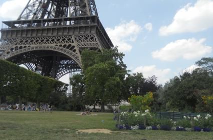 Eğer Paris’e gitmek istiyorsanız Eiffel Kulesi’nin önünde bu pozu vermeyi unutmayın 