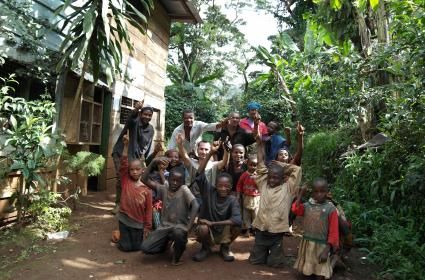 Materuni Köyü&#039;nde kahvaltı sonrası, tekrar çıktığım yürüyüşte karşılaştığım Chagga Kabilesi üyeleri beni kabilenin yöresel dansı Ayamama&#039;ya aldıktan sonra, kabile üyeleri ve çocuklarıyla bir grup fotoğrafı çekilerek o anı ölümsüzleştirdik. (31.03.2014) 