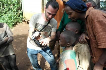 Materuni Köyü&#039;nde Chagga Kabilesi üyeleriyle birlikte yaptığım dansın görüntüsünü kabilenin çocuklarına izletirken... (31.03.2014) 