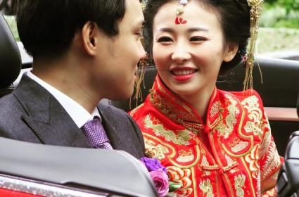 gelinin bakışının güzelliği 