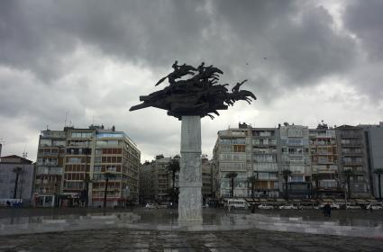 Sanki birazdan gözleri yaşaracak İzmir&#039;in 