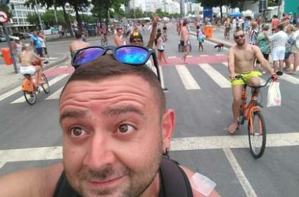 Copacabana&#039;yi bisiklet ile turluyoruz omuzumda nikotin bandi :D 