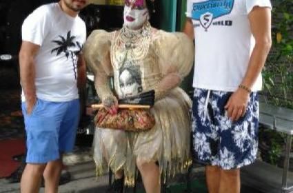 Bulent Ersoy&#039;un eline kimse su dokemez :D 