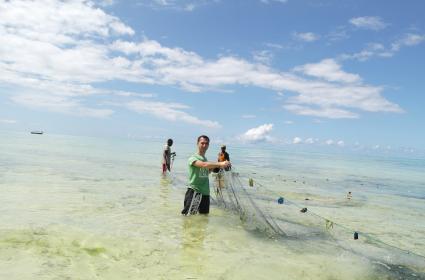 Zanzibar Adası&#039;nın Hint Okyanusu kıyılarındaki Pongwe sahillerinde balıkçılara yardım ederken... (02.04.2014) 