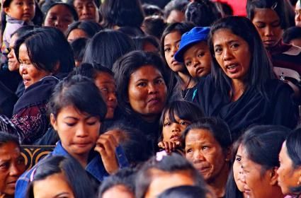 Endonezya, Tana Troja bölgesinde geleneksel cenaze törenini izleyen kadın ve çocuklar 