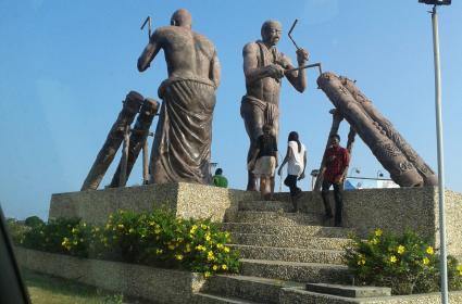 Fildişi Sahili&#039;ndeki ilk yerlileri simgeleyen heykeller 