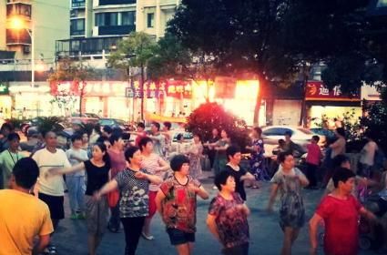 Çin&#039;de bir gelenek olan genellikle sabah saatleri veya akşam saatlerinde orta yaşlı kadın erkek karışık olarak radyoki müzik eşliğinde sokaklarda boş alanlarda yapmış oldukları vücut egzersizleri 