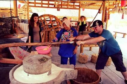 Çin&#039;in Hunan eyaletindeki Miao milletinin pirinçle yapmış oldukları el yapımı içkileri 