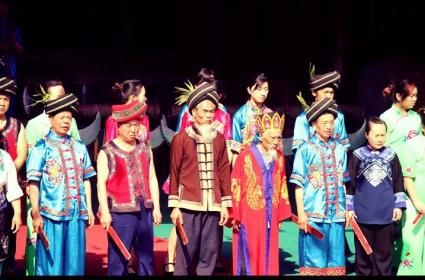 Çin&#039;in Hunan eyaletinde yaşayan Miao ırkı ve geleneksel kıyafetleri 