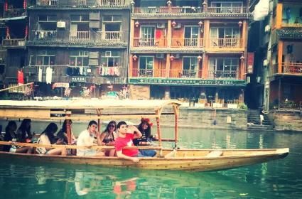 Çinin Hunan eyaletindeki Fenghuang kasabasında bambudan yapılan kanoyla nehirde gezinti... Manzara harika : ) 