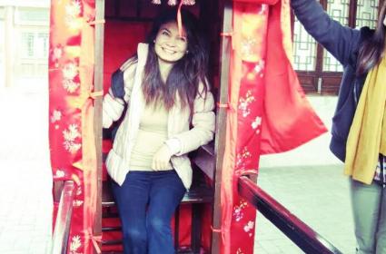 Şanghay&#039;ın Chongming adasına ziyaretim sırasında karşılaşmış olduğum bu oda şeklinde süslenmiş olan sandalyede gelin olacak kız oturur ve kızla evlenmek isteyen dört erkek gelini taşır, gelin evleneceği kişiyi kendi seçermiş : ) 