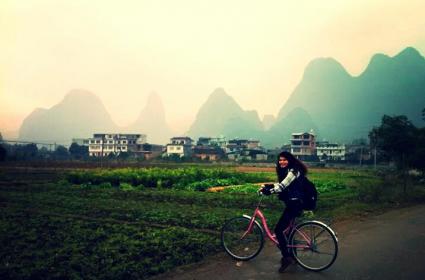 Guilin şehrinin Yangshou kasabasında hostelden kiraladığımız bisikletlerle sabahın erken saatlerinde yolara düştük : ) 