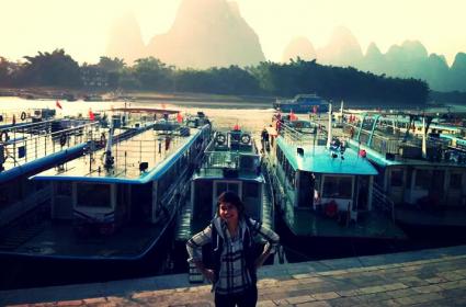 Çin&#039;in Guilin şehrinin Yangshou kasabasından selamlar! Çin parası 20 Yuan&#039;ın üzerindeki ünlü yuvarlak tepeli dağ manzaralarının bulunduğu şehirdir. Guilin merkezinden ziyade, şirin Yangshou kasabasıyla ünlüdür. 