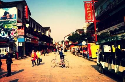 Guilin şehrinin Yangshou kasabasının en ünlü ve kalabalık caddesinde bisiklet turumuz sona ererken geriye kalan bir kare : ) 