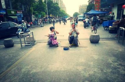 3 yıldır aynı yerde gördüğüm Çin sokak sanatçıları : ) 