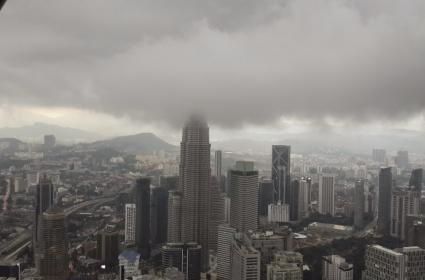 Petronas bulutlar altında 