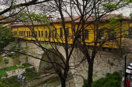 Tarihi Irgandı Çarşılı Köprü, dünya üzerinde yer alan arastalı dört köprüden biridir. 