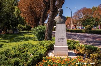 Manolis Andronikos Büstü 