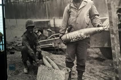 Topography of Terror Müzesi&#039;nden bir resim - Paskalyada Hitler&#039;e füze gönderen Amerikan askerleri 