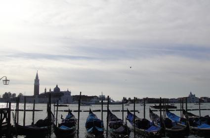 Venedik&#039;te gondollarla kanalları gezmeye ne dersiniz?: ) 