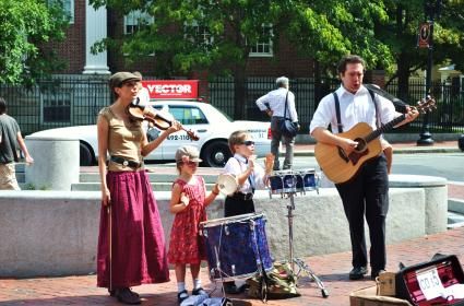 Boston sokaklarında ailecek müzik yapan güzel insanlar : ) 