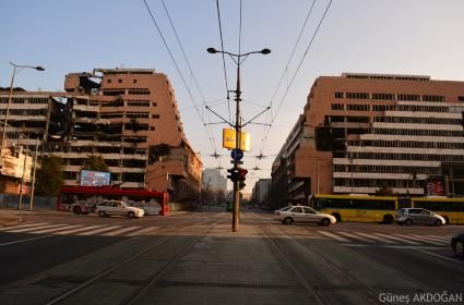 7 Mayıs 1999&#039;da Belgrad&#039;a yapılan NATO bombardımanı sırasında hasar gören ve olduğu gibi bırakılan Savunma Bakanlığı binaları. Tren garı ve otobüs terminalinden sadece birkaç yüz metre uzakta olan binalar Belgrad&#039;ın iki önemli bulvarı üzerinde bulunur. 