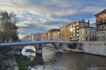 Tarih derslerinden hatırlayacağımız, Arşidük Franz Ferdinand‘ın Sırp Gavrilo Princip tarafından öldürülmesiyle 1. Dünya Savaşı‘na bahane yaratan olayın vuku bulduğu yer Latin Köprüsü 
