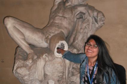 Milano&#039;da selfie çekerken kırılan 19. yüzyıl Greko-Romen heykeli : ) 