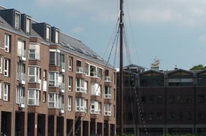 Çok düzenli, temiz ve lüks bir şehir. Ben 2 ay kaldım ve en büyük keyfim akşamları Rhein nehri kenarındaki &quot;Treppe&quot; lerde oturarak bira içmekti. 