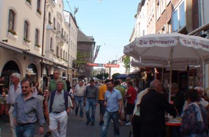 Düsseldorf&#039;ta mutlaka nehir kenarına ve eski şehir bölgesine gitmelisiniz. Ara sokaklarda dolaşmak ayrıca keyifli. Akşam eğlenmek için gidebileceğiniz sayısız mekan var. Ayrıca bu şehirden tren ile Köln&#039;e geçebilirsiniz. 