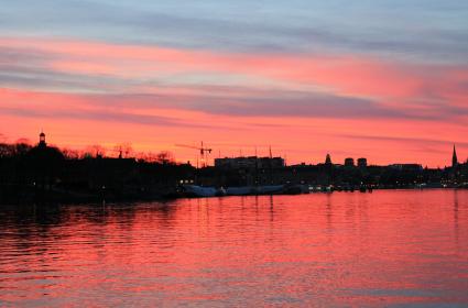 Tarihi binalarıyla, doğal güzelliğiyle görülmesi gereken mükemmel bir şehir Stockholm. Stockholm&#039;de sıradan bir gün batımı. (Fotoğrafın çekilme zamanı: 4 Nisan 2015 21:09) 
