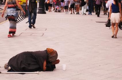 Avrupa&#039;da birçok dilenci yaptığından utandığı için yüzünü gizlermiş ve bu şekilde dilenirmiş. 