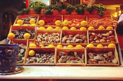 Mussels from Brussels! - Brüksel&#039;in meşhur midyeleri, eski şehir merkezinin ara sokaklarında. 