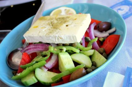 Chios, Kadeh Tıkırtısının Bile Duyulduğu Komşu 