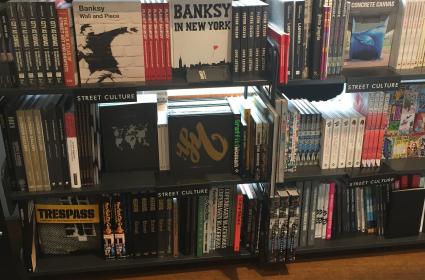 The American Bookstore - Amsterdam Üniversitesi yakınlarında İngilizce çok güzel kitaplar bulabileceğiniz ve zamanın nasıl geçtiğini fark etmeyeceğiniz bir kitapçı. 