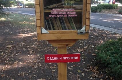 Bulgaristan BURGAZ&#039;daki parklarda böyle kitap dolapları var işte. Parka geldiğinde unuttuysan kitabını al oku, giderken de temiz temiz yerinde bırak diye. Tıpkısı da biz! 