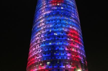 Torre Aqbar binası gece görünümü 