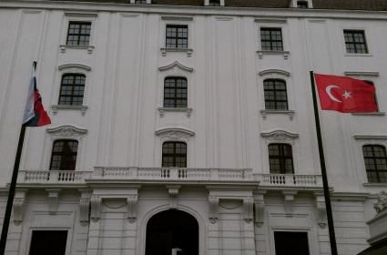 BRATİSLAVA KALESİNDE DALGALANAN BAYRAĞIMIZ 