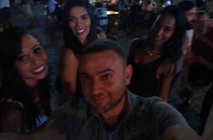 Yerli halk sizi hiç yalnız bırakmıyor 