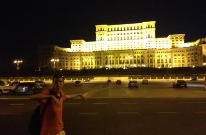 Bükreş&#039;deki büyük parlamento binası kesinlikle görülmeli. Özellikle de gece :) 