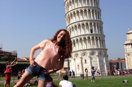 Pisa kulesine kafa atan kız 