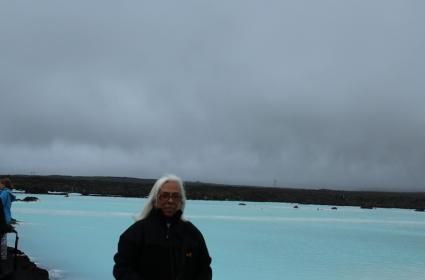 İzlanda&#039;nın başkenyti Reykjavik&#039;e yaklaşık 40-45 dakika mesafede Blue Lagoon. Volkanik taşlar arasındaki masmavi suyu hava ne kadar soğuk olursa olsun. Hep 35 derecenin üzerinde. Müthiş bir deneyim. 