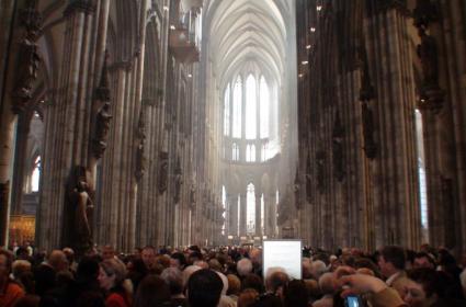 Köln&#039;e sadece ve sadece meşhur katedralini görmek için bile gidilir. Ben Köln&#039;e gittiğim dönemde beni en fazla etkileyen katedral, nehir kenarı, tren ile yaptığım gezideki etkili manzaralar, ana meydanda toplanmış gençlerin özgürce sosyalleşmeleri olmuştu 