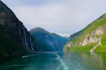 bu dünyada mıydık, yoksa fazla yukarı çıkıp başka bir boyuta mı geçmiştik? (Norveç Geiranger Fiyortu) 