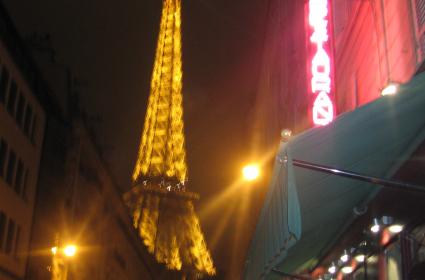 Ara sokaklardan Eiffel... Ay onun gölgesinde kalmış... 