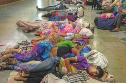 Tren saatini beklerken biraz dinlenmece : ) 